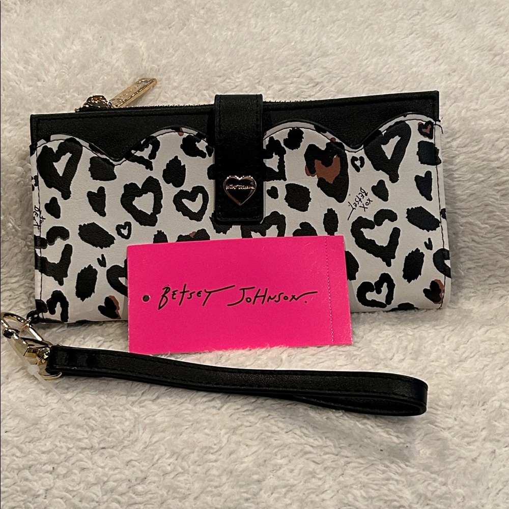 Betsy Johnson Heart Leopard Print Wristlet Wallet  NWT